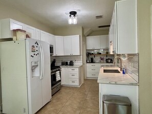 Microwave, oven, stovetop, dishwasher - Enjoy our complimentary coffee bar in our quiet retreat in a great location. (Houston)