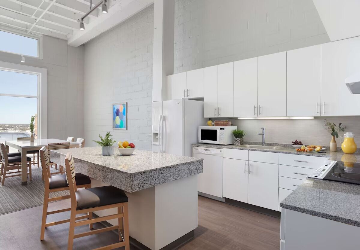 2 BR Pet Friendly Penthouse Stay w/ Complimentary Breakfast & Gym Access!