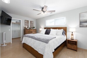 3 habitaciones, tabla de planchar con plancha y cuna de viaje