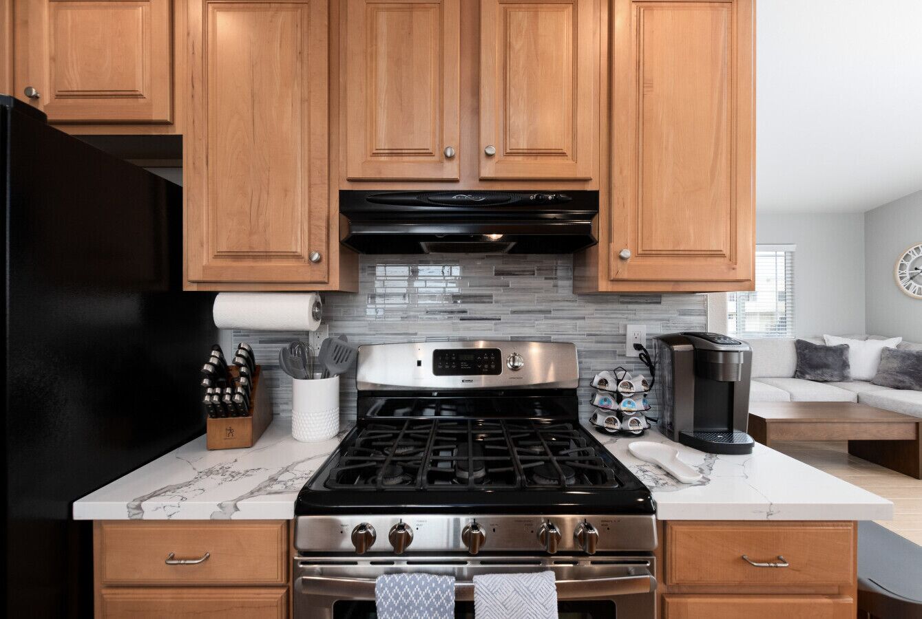 冷蔵庫、電子レンジ、オーブン、コンロ