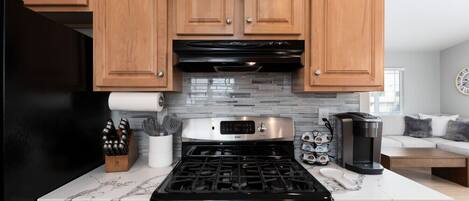 ثلاجة، ميكروويف، فرن، موقد طهي مسطح