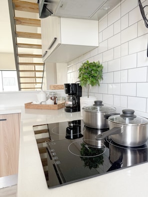 Micro-ondes, four, plaque de cuisson, lave-vaisselle
