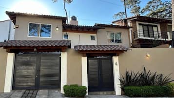 Vista frontal de la propiedad