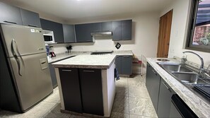 Casa Deluxe, vista al jardín | Cocina privada