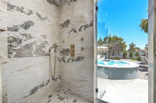 Soothing 6-bedroom house with Heated Pool and Spa in vibrant Las Vegas