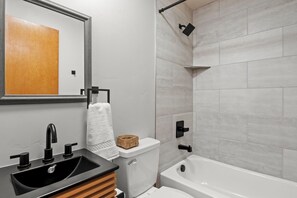 Ferienhütte, Bergblick | Badezimmer