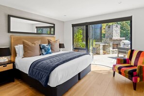 3 bedrooms, iron/ironing board, internet, bed sheets