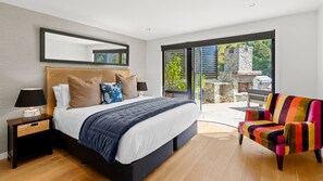 3 bedrooms, iron/ironing board, internet, bed sheets