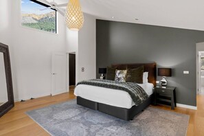 3 bedrooms, iron/ironing board, internet, bed sheets