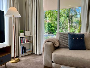 TV, fireplace - Sunny Home in Hanmer Springs 🌞🌞 (Hanmer Springs)