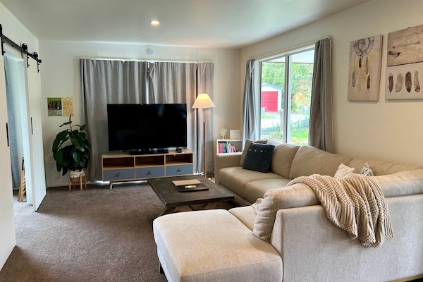 Spacious living room with Netflix available