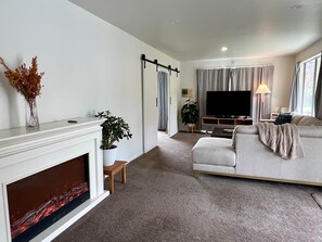 TV - Sunny Home in Hanmer Springs 🌞🌞 (Hanmer Springs)