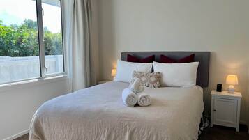 3 bedrooms, iron/ironing board, free WiFi, bed sheets