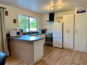 Fridge, microwave, oven, stovetop - Sunny Home in Hanmer Springs 🌞🌞 (Hanmer Springs)