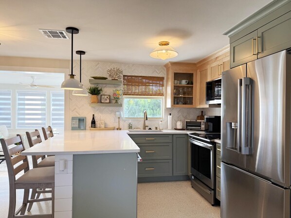 Réfrigérateur, four à micro-ondes, un four, surface de cuisson