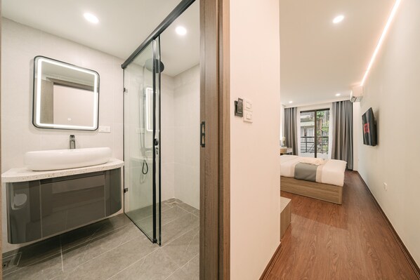 Comfort Room, 1 King Bed, Balcony, City View | Bathroom | Shower, hair dryer, slippers, towels