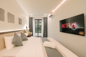 コンフォート ルーム キングベッド 1 台 バルコニー シティビュー | 遮光カーテン、アイロン / アイロン台、WiFi (無料)