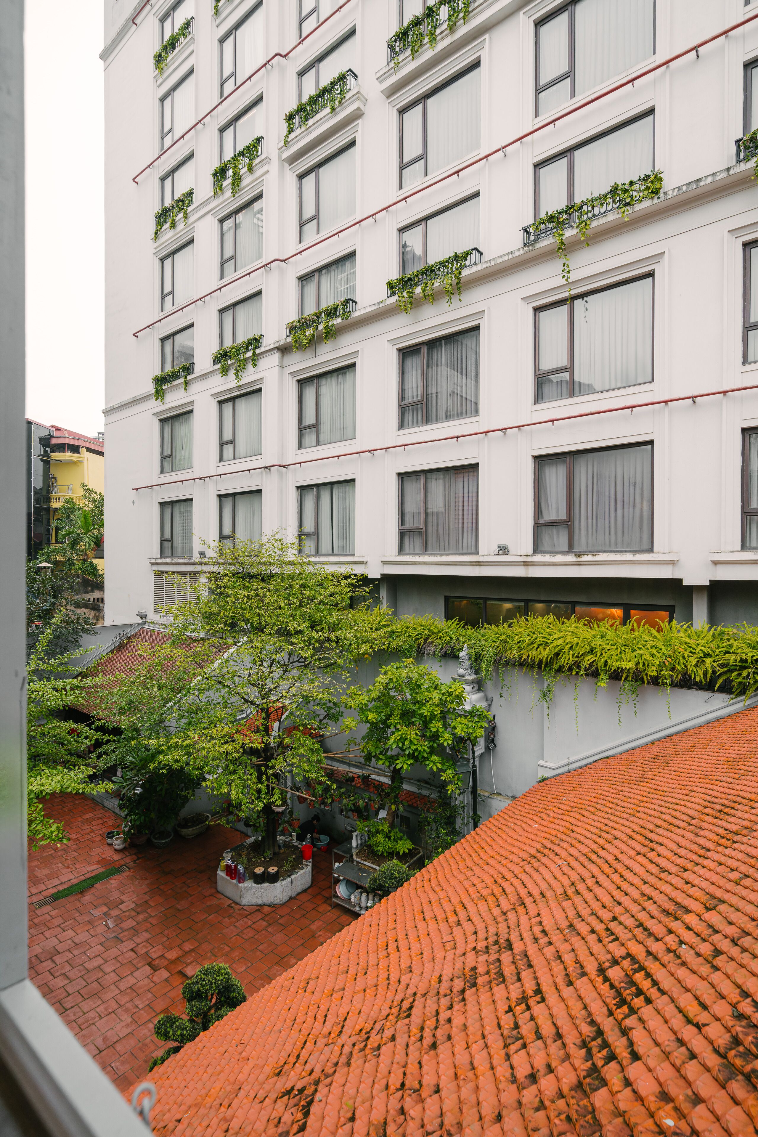 Comfort Room, 1 King Bed, Private Bathroom, Courtyard View | Courtyard view