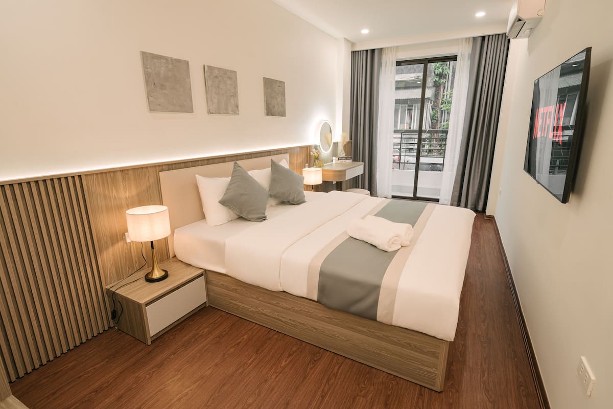 Comfort Room, 1 King Bed, Balcony, City View | Blackout drapes, iron/ironing board, free WiFi