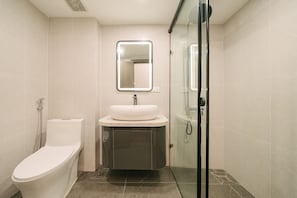 Comfort kamer, 1 kingsize bed, balkon, uitzicht op de stad | Badkamer | Een douche, een haardroger, pantoffels, handdoeken
