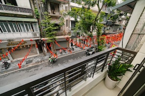 Comfort Room, 1 King Bed, Balcony, City View | Balcony view
