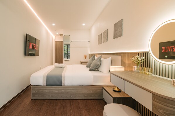 Comfort Room, 1 King Bed, Balcony, City View | Blackout curtains, iron/ironing board, free WiFi