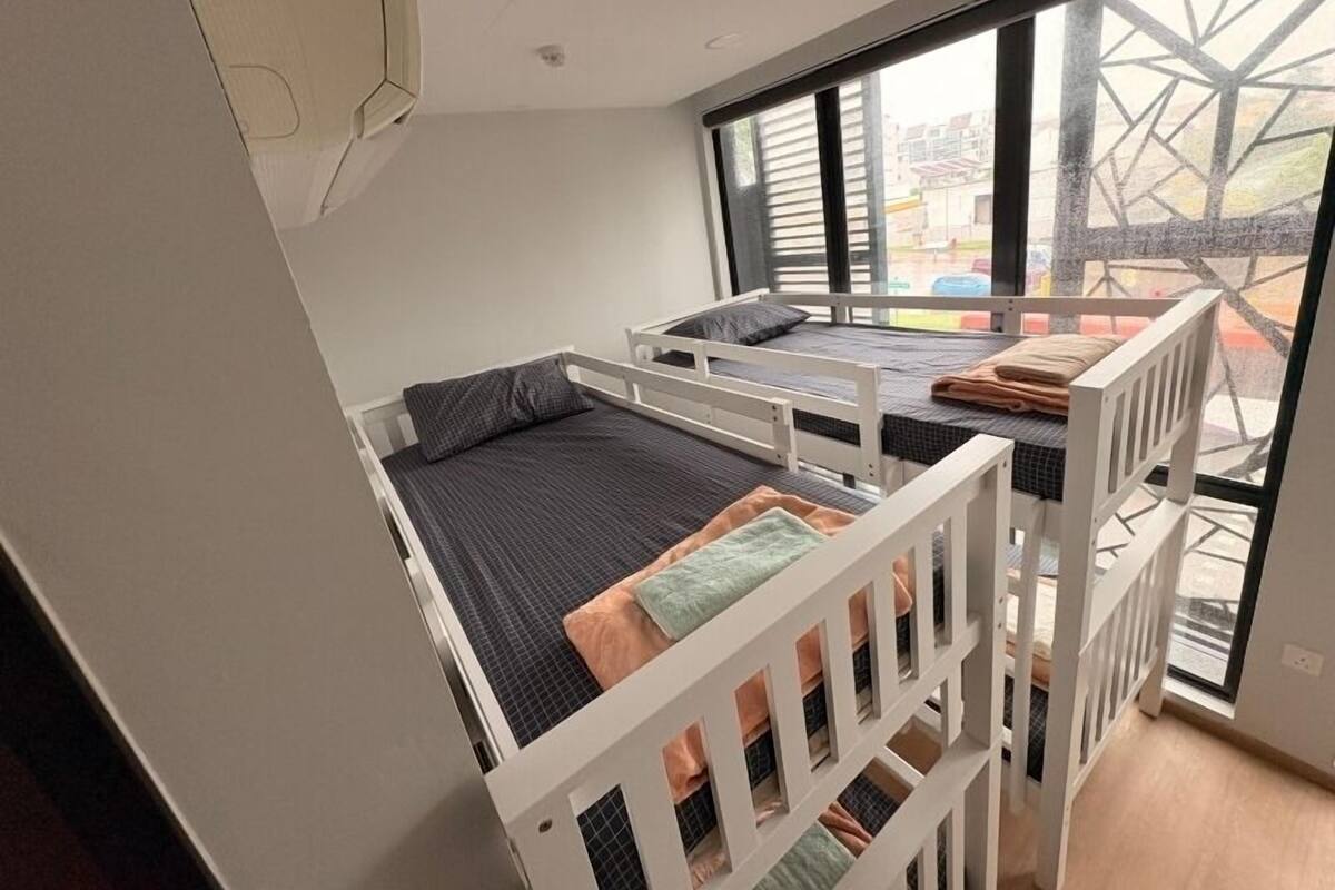 Dormitorio compartido clásico, vistas a la ciudad | Escritorio y espacio para trabajar con un portátil