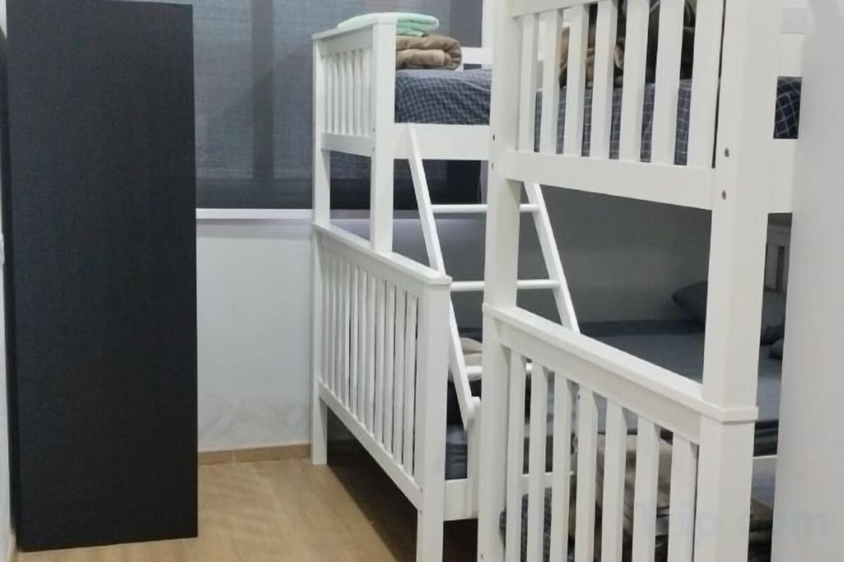 Deluxe Single Bed In 5 Bed Room