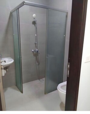 Douche, articles de toilette gratuits, sèche-cheveux