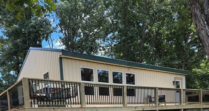 2 bedroom house near Mark Twain Lake on Salt River! WiFi and Boat parking!
