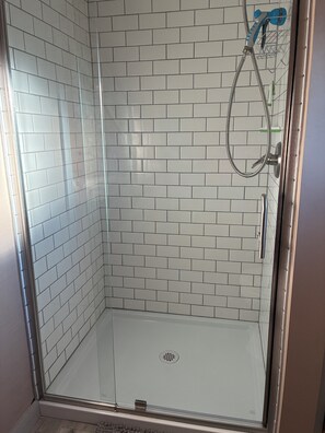 シャワー、タオル、石鹸、トイレットペーパー