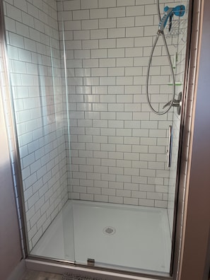 シャワー、タオル、石鹸、トイレットペーパー