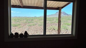 A window with a view of a desert landscape and a mountain. - Private Cabin Near Big Bend National Park (Alpine)