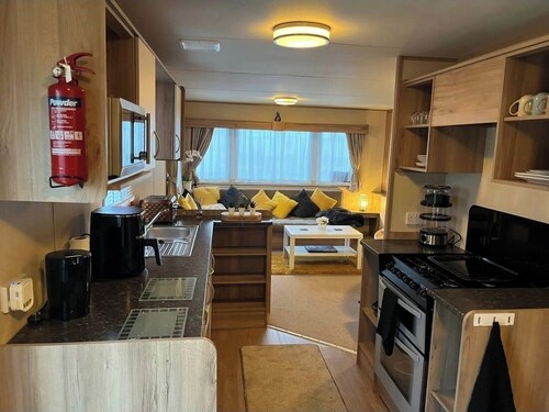 Skegness 3-Bed Caravan, Sleeps 8, 10 mins to Beach