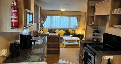 Skegness 3-Bed Caravan, Sleeps 8, 10 mins to Beach