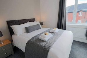 1 habitación, tabla de planchar con plancha, wifi y ropa de cama