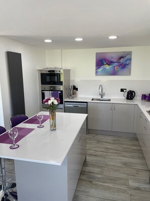 Refrigerador, microondas, horno, placa de cocina