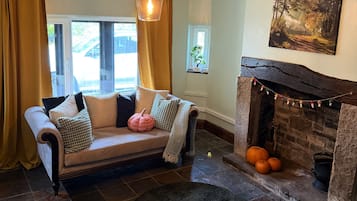 Una televisión, una chimenea