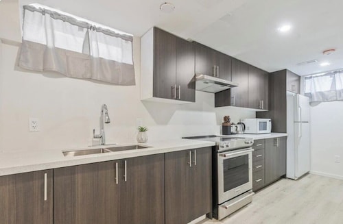 Charming Newly Reno'd 2-bedroom lower level bungalow in Hamilton with AC