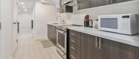 Een koelkast, een microgolfoven, een oven, een kookplaat