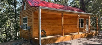 Sweet Cabin. Sleeps 6. Bedroom Queen Bed 2, Loft Two Twin Beds, Queen Sofa 2.