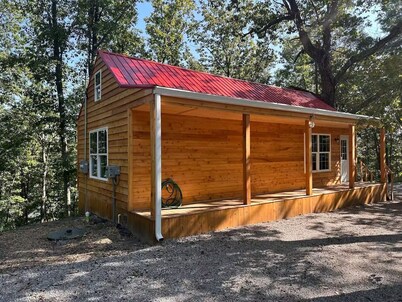 Sweet Cabin. Sleeps 6. Bedroom Queen Bed 2, Loft Two Twin Beds, Queen Sofa 2.