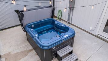 Bañera de hidromasaje al aire libre