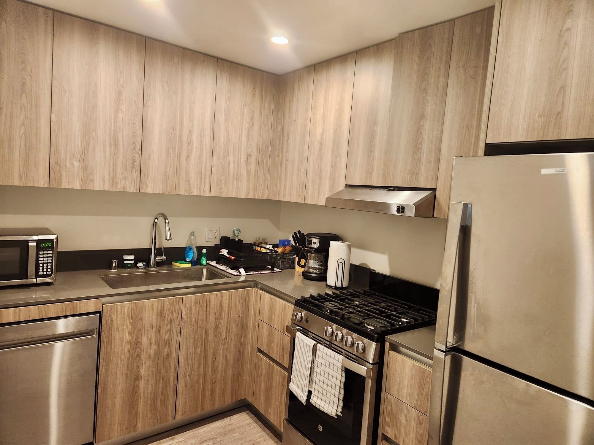 Jääkaappi, mikroaaltouuni, uuni, liesi