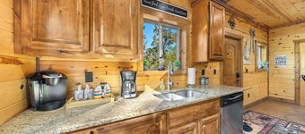 Hochatown Tower - Close2Casino/ Hot Tub/ Billiards/ Playset/ Poker