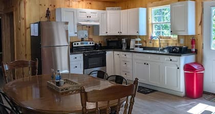 Charming cabin in wonderful East Bernstadt with AC