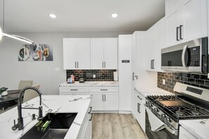 Microwave, oven, stovetop, dishwasher - Chill House, Private and Relaxing House with Hot Tub Spa and Games (Houston)