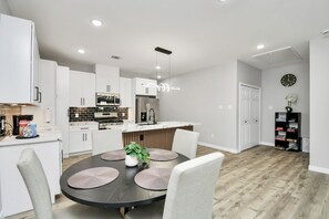 Microwave, oven, stovetop, dishwasher - Chill House, Private and Relaxing House with Hot Tub Spa and Games (Houston)