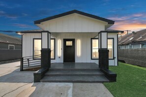 Exterior detail - Chill House, Private and Relaxing House with Hot Tub Spa and Games (Houston)