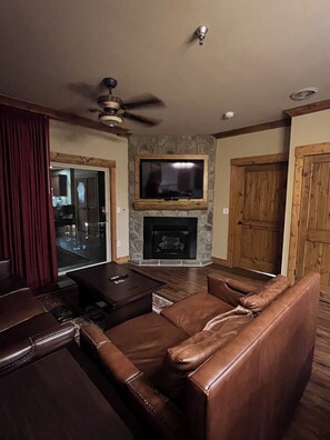 TV, fireplace